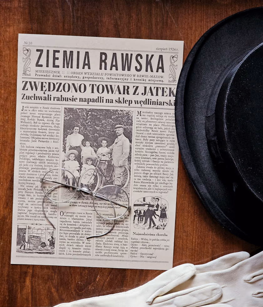 Pamiątkowy wydruk z fotobudki — pierwsza strona przedwojennej gazety ze zdjęciem gościa